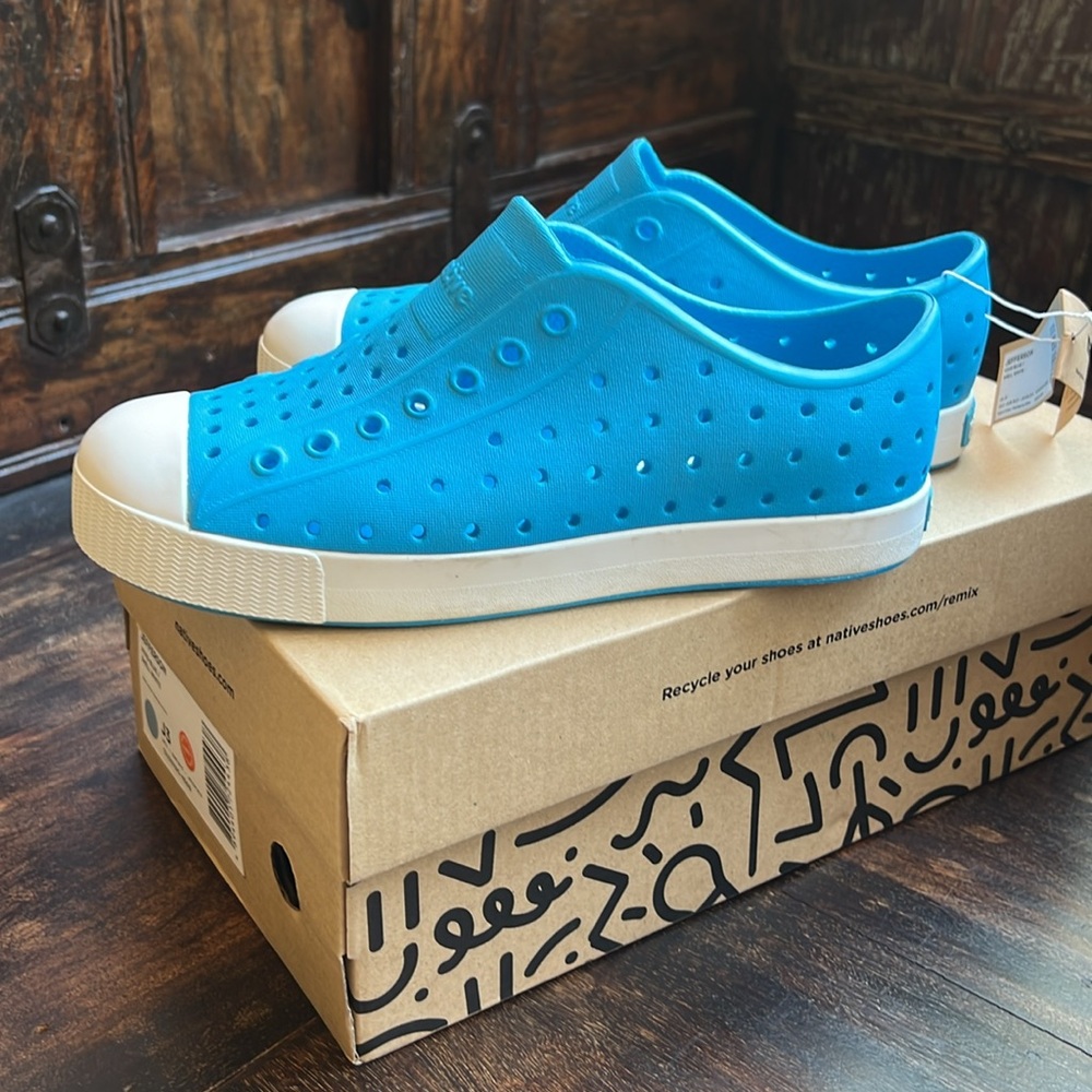 Native Jefferson Vivid Blue Size 3 Kids NIB